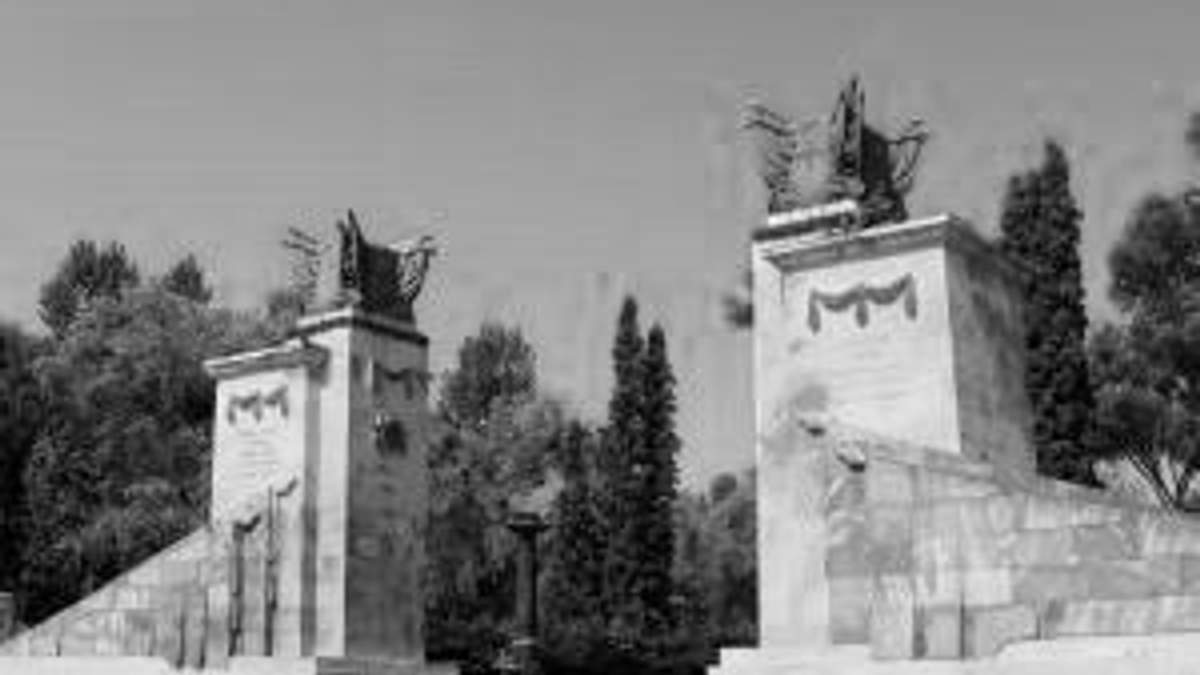 Во Львове произошли столкновения между коммунистами и националистами Во Львове произошли столкновения между коммунистами и националистами