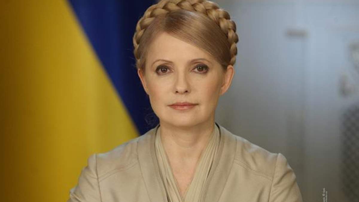 У Львові бютівці біля стадіону роздають футболки з Тимошенко - Львів