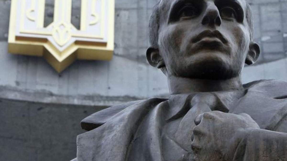 Памятник Бандере во Львове Памятник Бандере во Львове