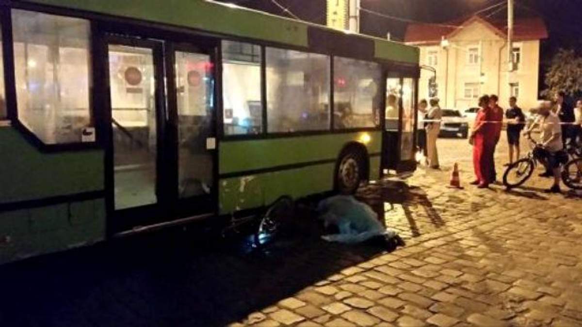 Маршрутка переехала велосипедиста Маршрутка переехала велосипедиста