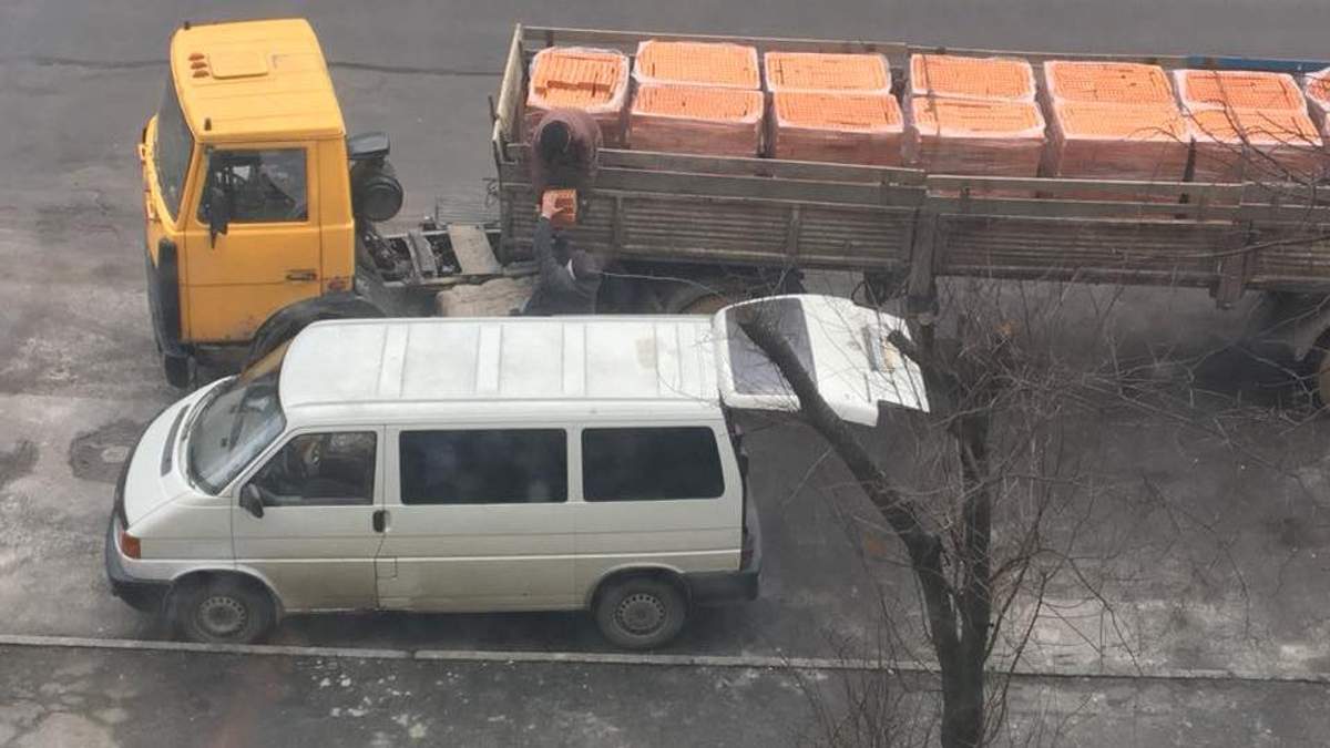 Водій фури допоміг чоловіку вкрасти свій вантаж Водій фури допоміг чоловіку вкрасти свій вантаж