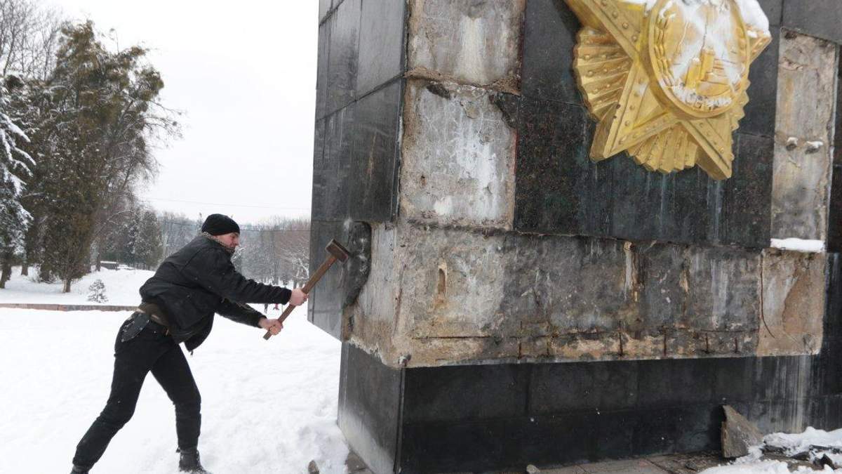 У Львові збили напис на радянському пам'ятнику У Львові збили напис на радянському пам'ятнику