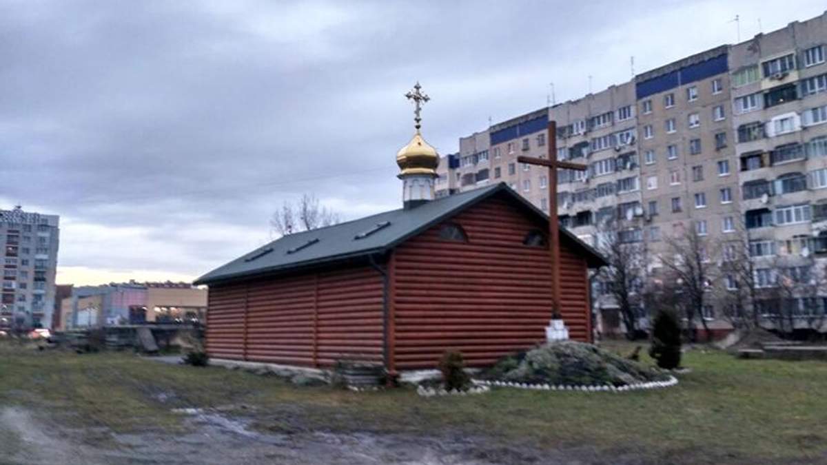 Храм УПЦ МП во Львове обклеили плакатами с надписью "сталинский патриархат" Храм УПЦ МП во Львове обклеили плакатами с надписью "сталинский патриархат"