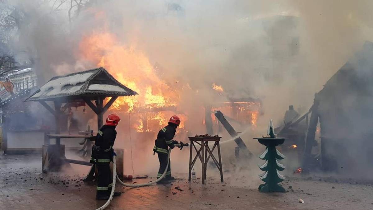 Пожар во Львове 22.12.2018 - видео пожара на Рождественской ярмарке Пожар во Львове 22.12.2018 - видео пожара на Рождественской ярмарке