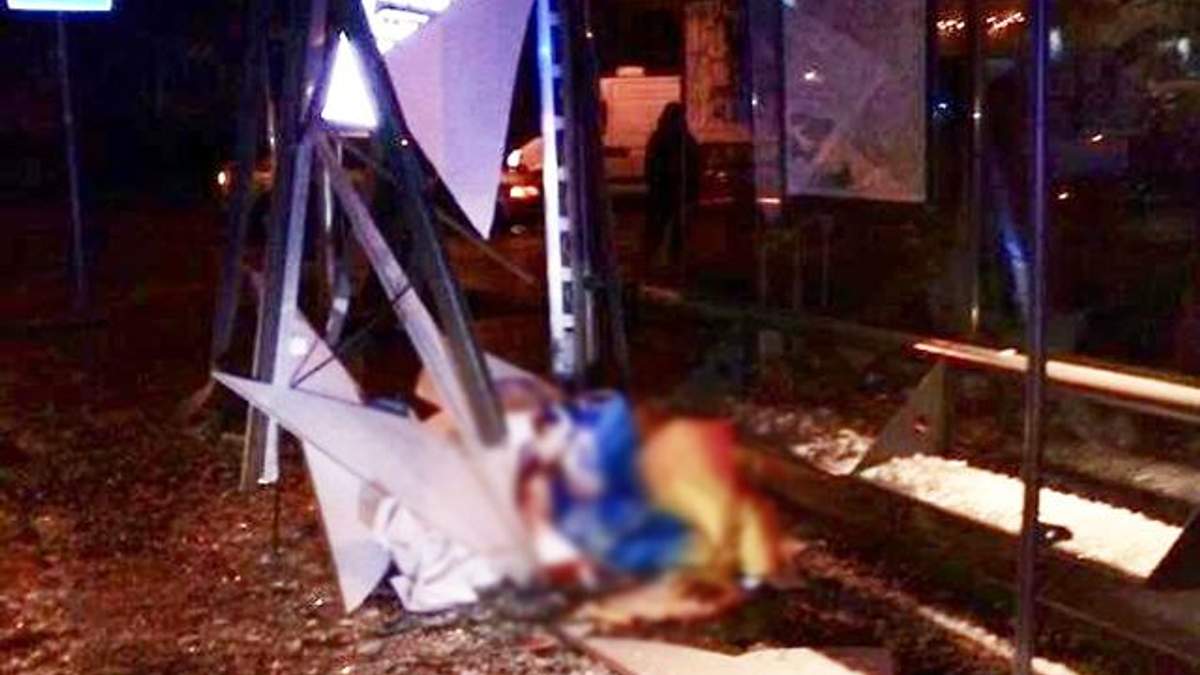 Фото з місця ДТП у Львові, де авто на зупинці на смерть збило жінку Фото з місця ДТП у Львові, де авто на зупинці на смерть збило жінку
