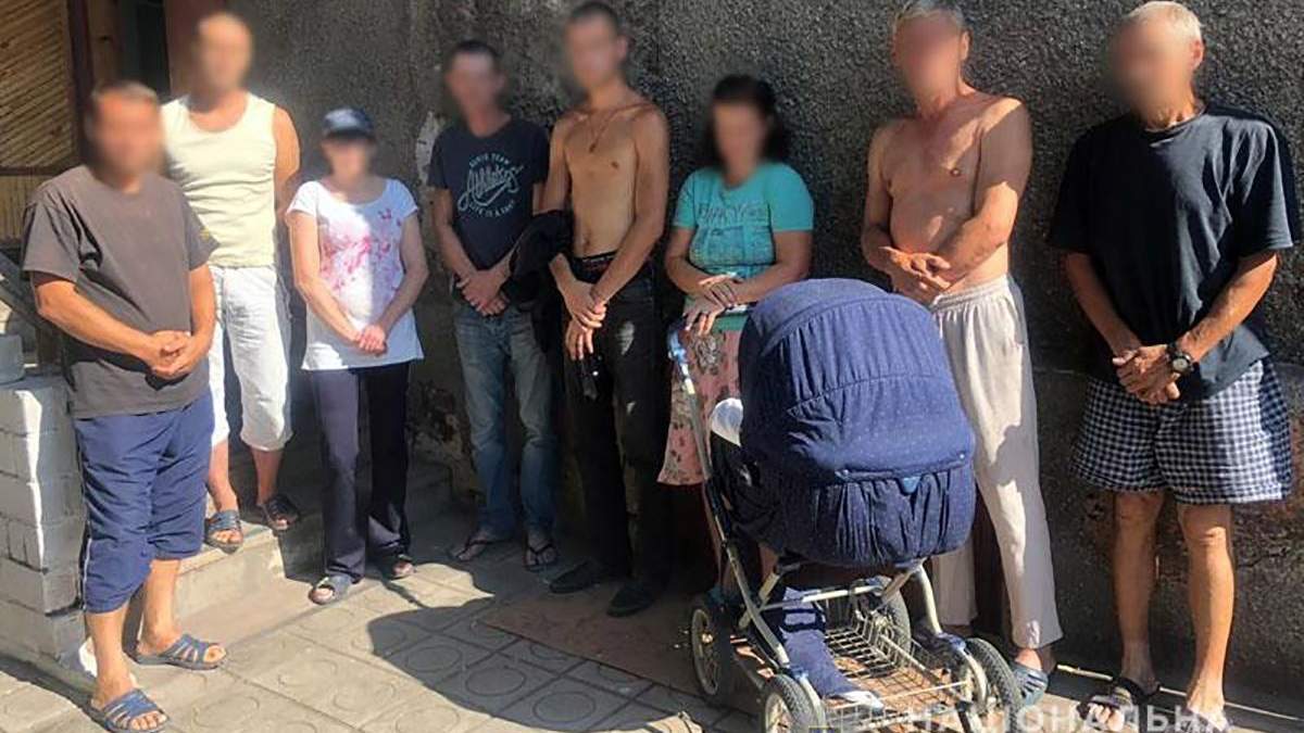 В Украине разоблачили фальшивые "реабилитационные центры", освобождены от трудового рабства около 100 человек В Украине разоблачили фальшивые "реабилитационные центры", освобождены от трудового рабства около 100 человек