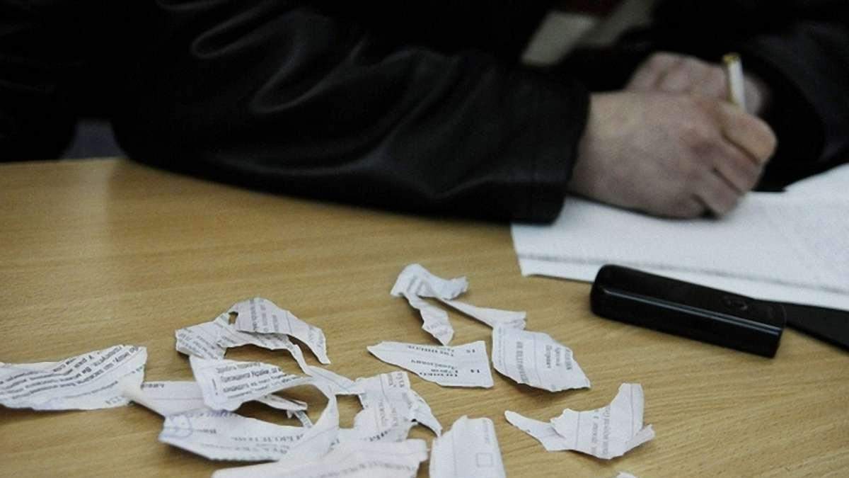 У Львові жінка засинула на дільниці, а потім намагалась з'їсти свій бюлетень У Львові жінка засинула на дільниці, а потім намагалась з'їсти свій бюлетень
