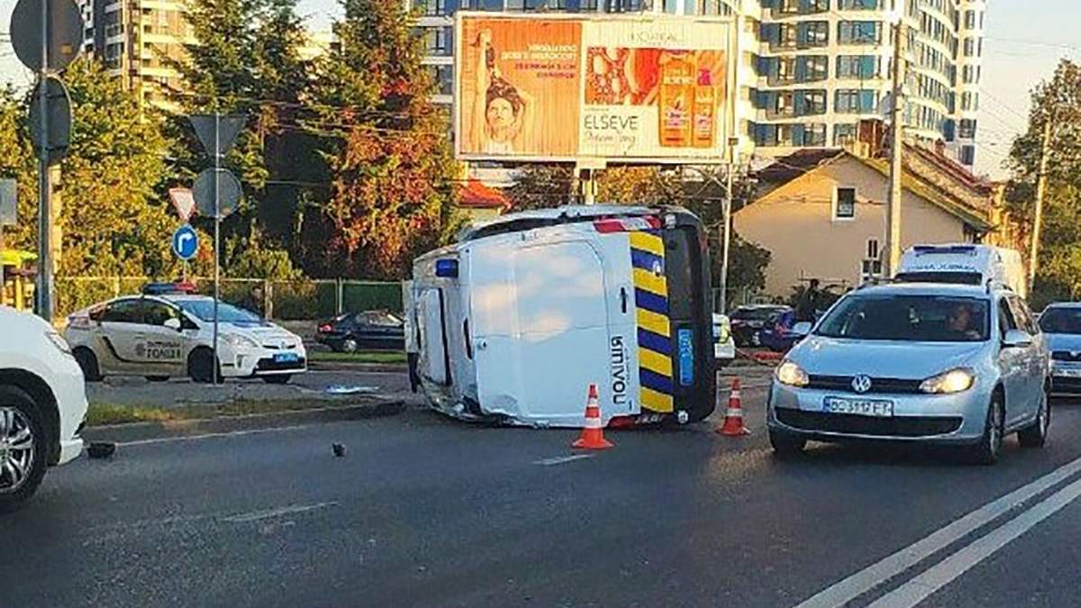 Полицейское авто перевернулось после ДТП во Львове Полицейское авто перевернулось после ДТП во Львове