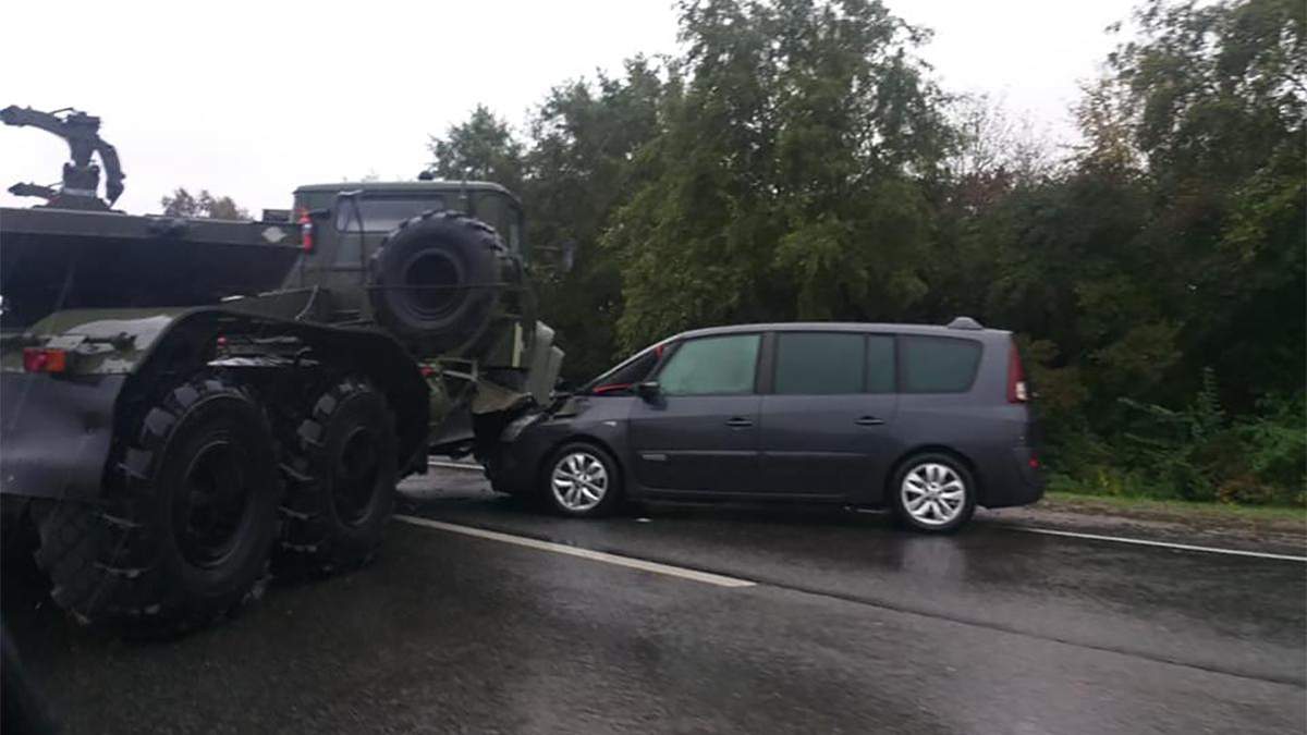 На об'їзній дорозі Львова легковик врізався у військовий тягач На об'їзній дорозі Львова легковик врізався у військовий тягач