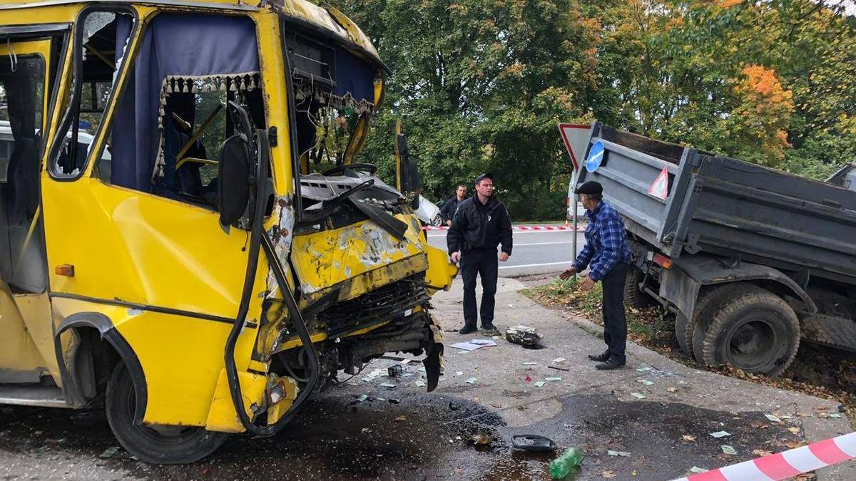 Поблизу Львова зіткнулися пасажирський автобус і вантажівка: потерпілі Поблизу Львова зіткнулися пасажирський автобус і вантажівка: потерпілі