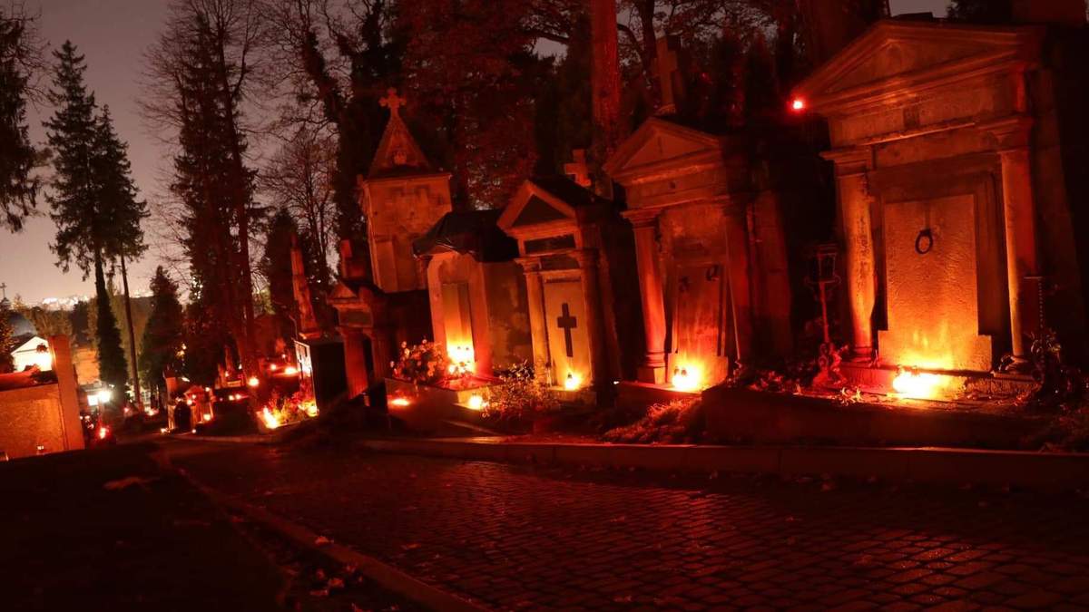 Личаківське кладовище, 1 листопада Личаківське кладовище, 1 листопада