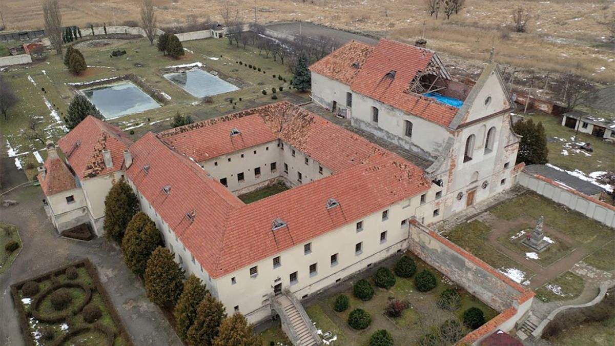 Біля Олеського замку обвалився дах національної пам'ятки – сховища Львівської галереї мистецтв Біля Олеського замку обвалився дах національної пам'ятки – сховища Львівської галереї мистецтв