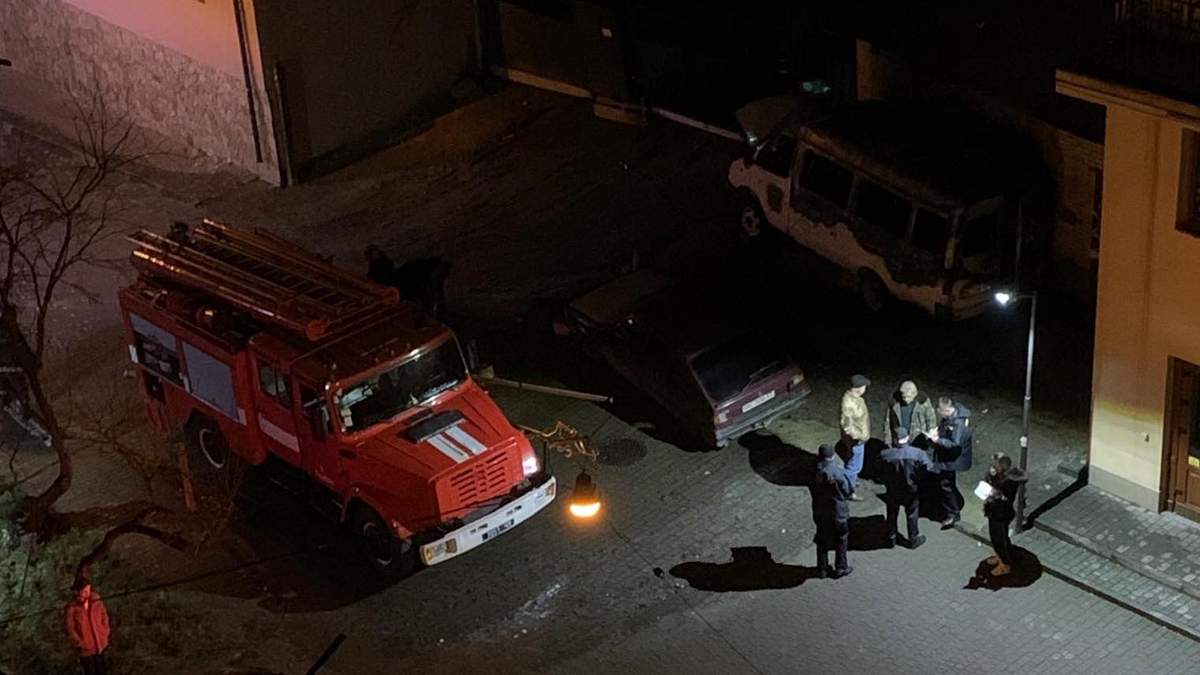 Во Львове в центре города подожгли автомобиль Во Львове в центре города подожгли автомобиль