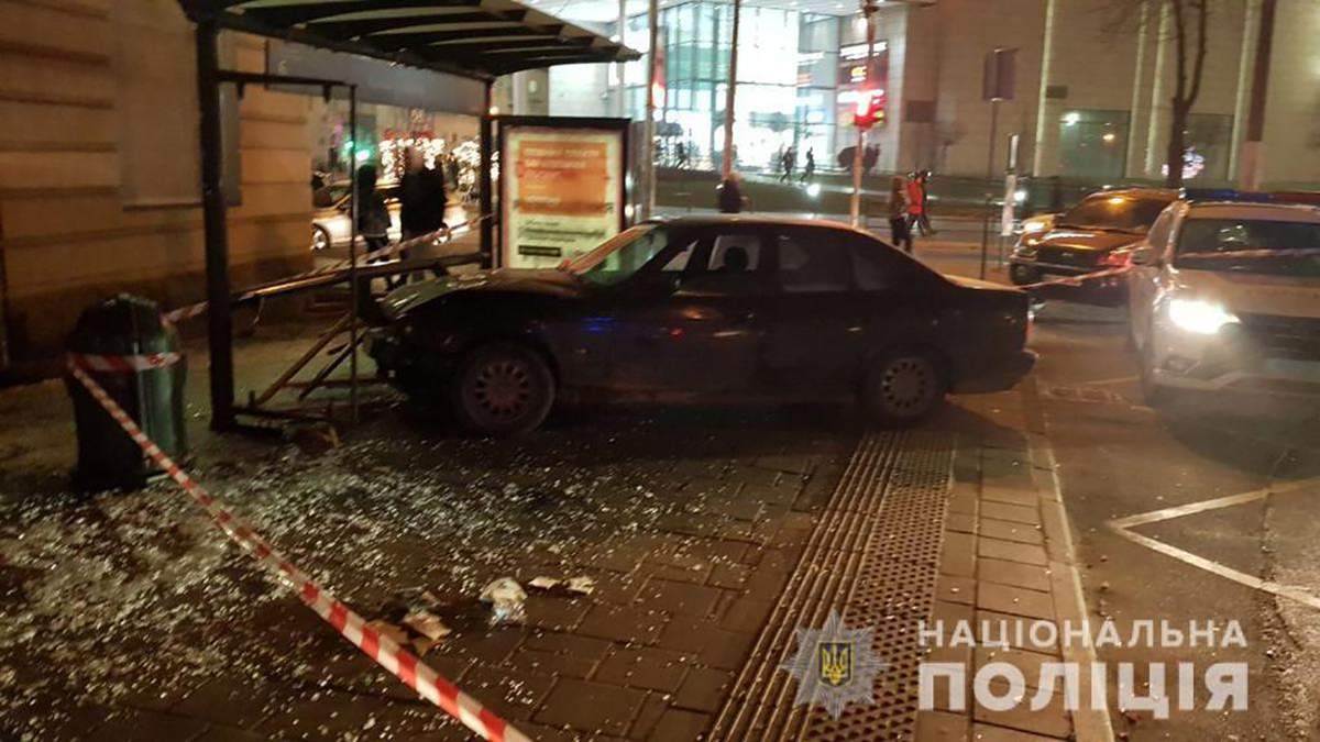 У Львові авто наїхало на пішохода та в'їхало у зупинку з 10 людьми: постраждала жінка У Львові авто наїхало на пішохода та в'їхало у зупинку з 10 людьми: постраждала жінка