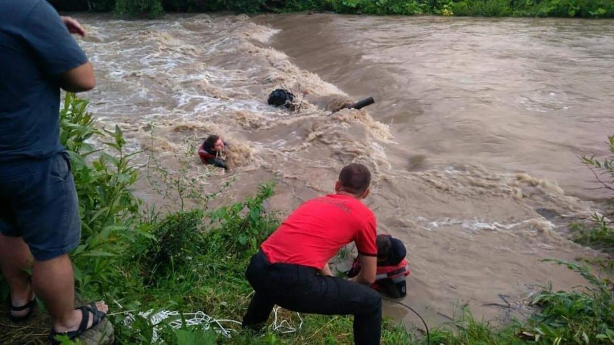 Чоловіка знесло в річку на квадроциклі 21.07.2020: фото Чоловіка знесло в річку на квадроциклі 21.07.2020: фото