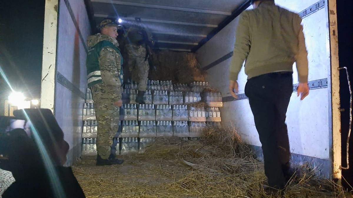 Львівські прикордонники знайшли 287 ящиків горілки у сіні Львівські прикордонники знайшли 287 ящиків горілки у сіні