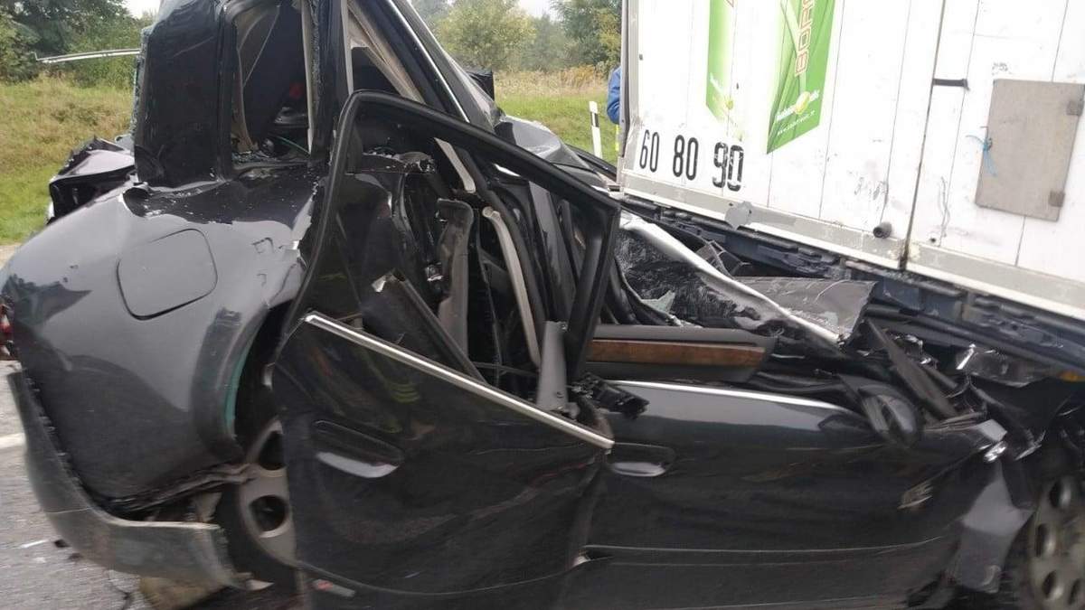 На Львівщині зіткнулись легковик та 2 вантажівки: водій загинув – фото На Львівщині зіткнулись легковик та 2 вантажівки: водій загинув – фото