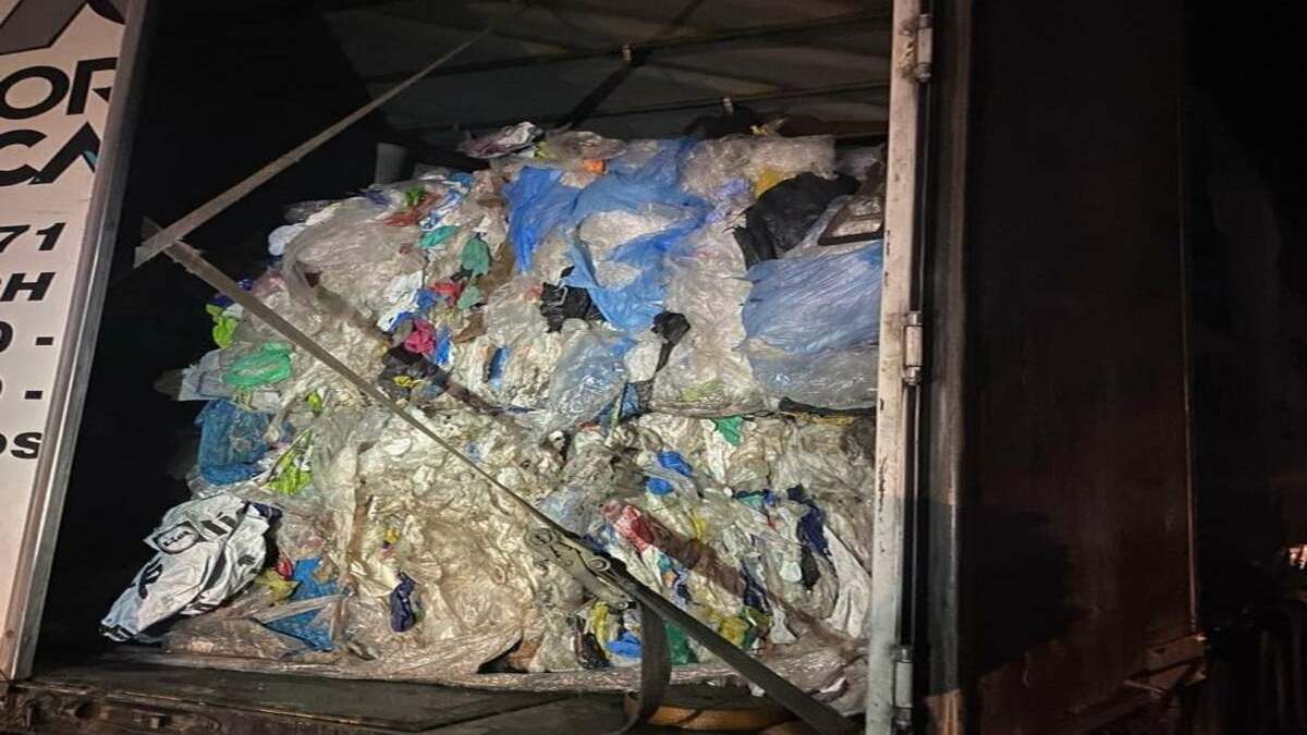 Віз сир у смітті: на Львівщині митники затримали контрабандиста Віз сир у смітті: на Львівщині митники затримали контрабандиста