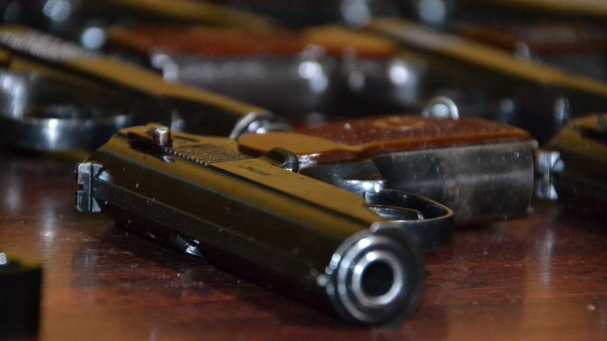 У центрі Львова затримали іноземця з пістолетом Макарова – фото У центрі Львова затримали іноземця з пістолетом Макарова – фото