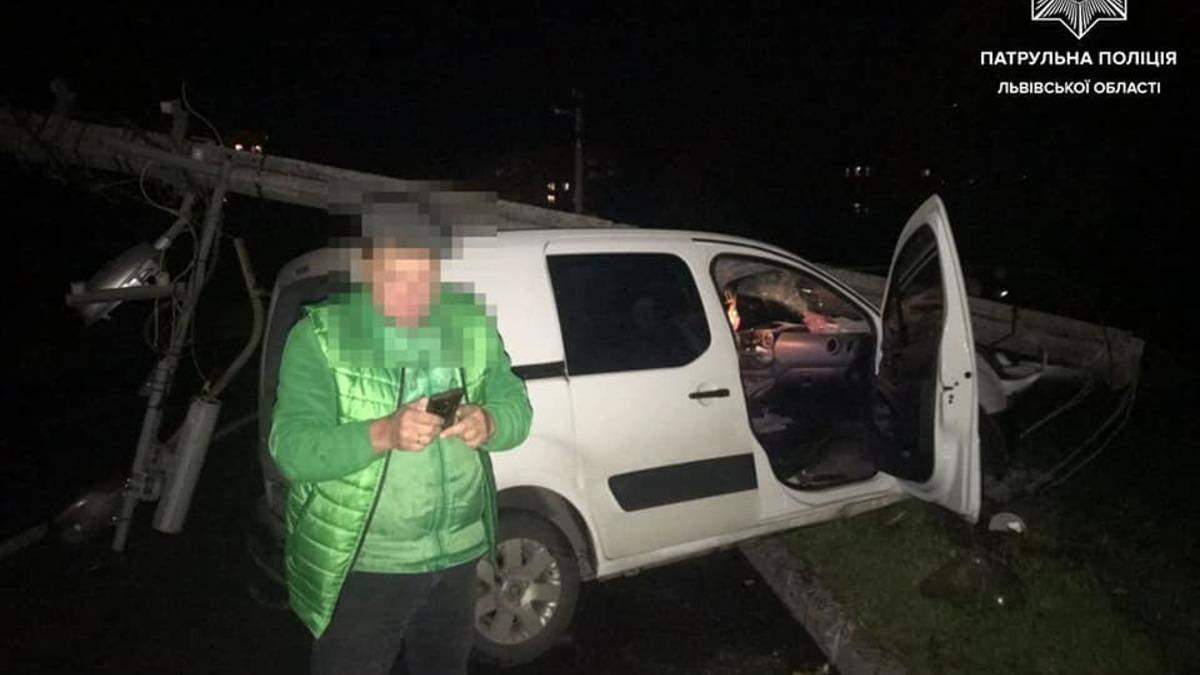 У Львові п'яний чоловік врізався в стовп: їхав забирати дитину У Львові п'яний чоловік врізався в стовп: їхав забирати дитину