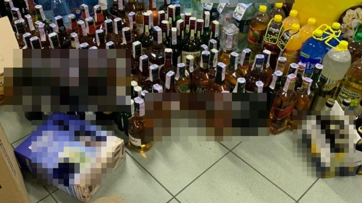 У Львові 19-річні хлопці обікрали магазин: брали лише алкоголь – фото У Львові 19-річні хлопці обікрали магазин: брали лише алкоголь – фото