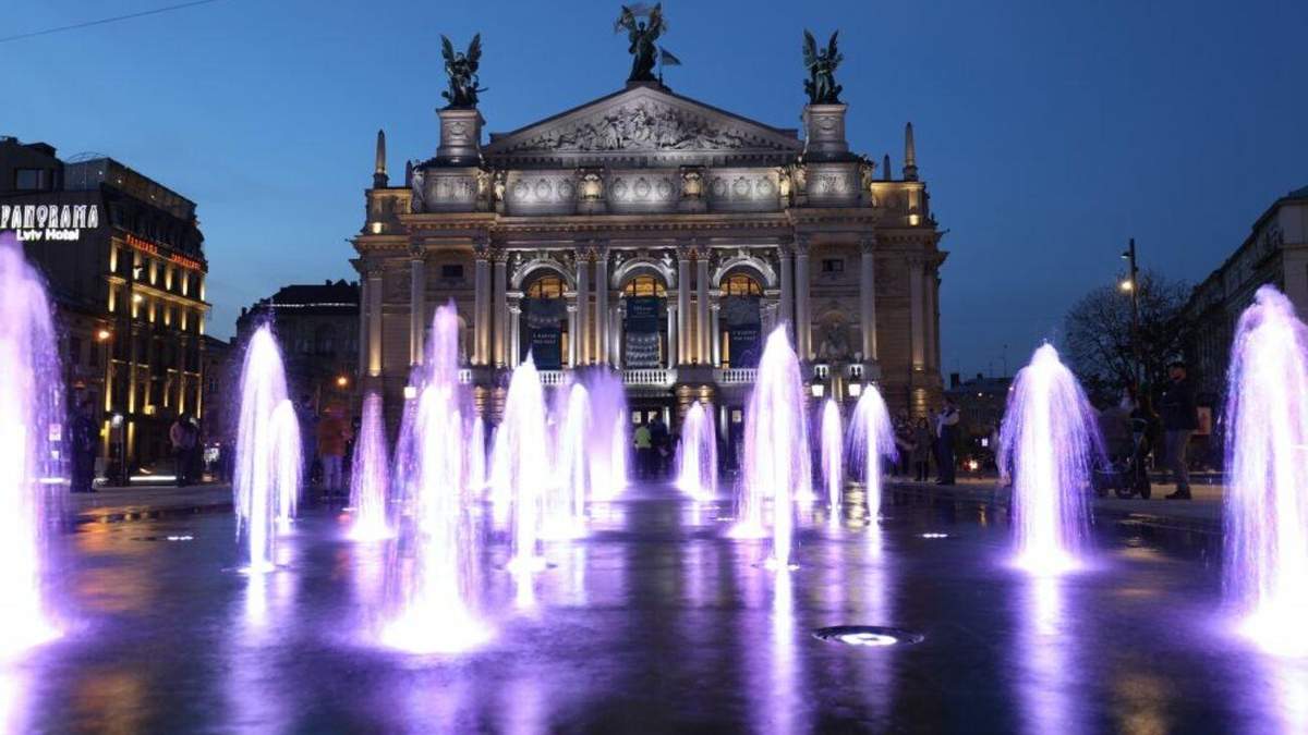 У Львові почав працювати сухий фонтан за 1,5 мільйона доларів: фото У Львові почав працювати сухий фонтан за 1,5 мільйона доларів: фото
