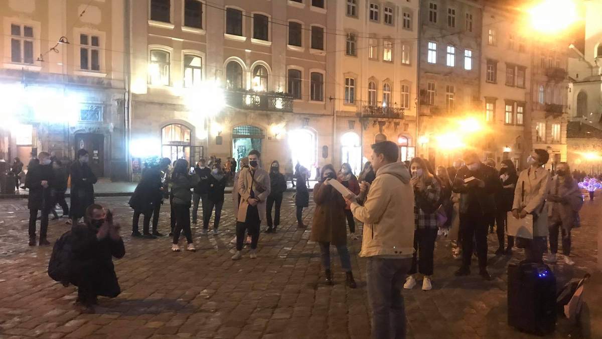 У Львові публічно читали уривки забороненої книги про Стуса У Львові публічно читали уривки забороненої книги про Стуса
