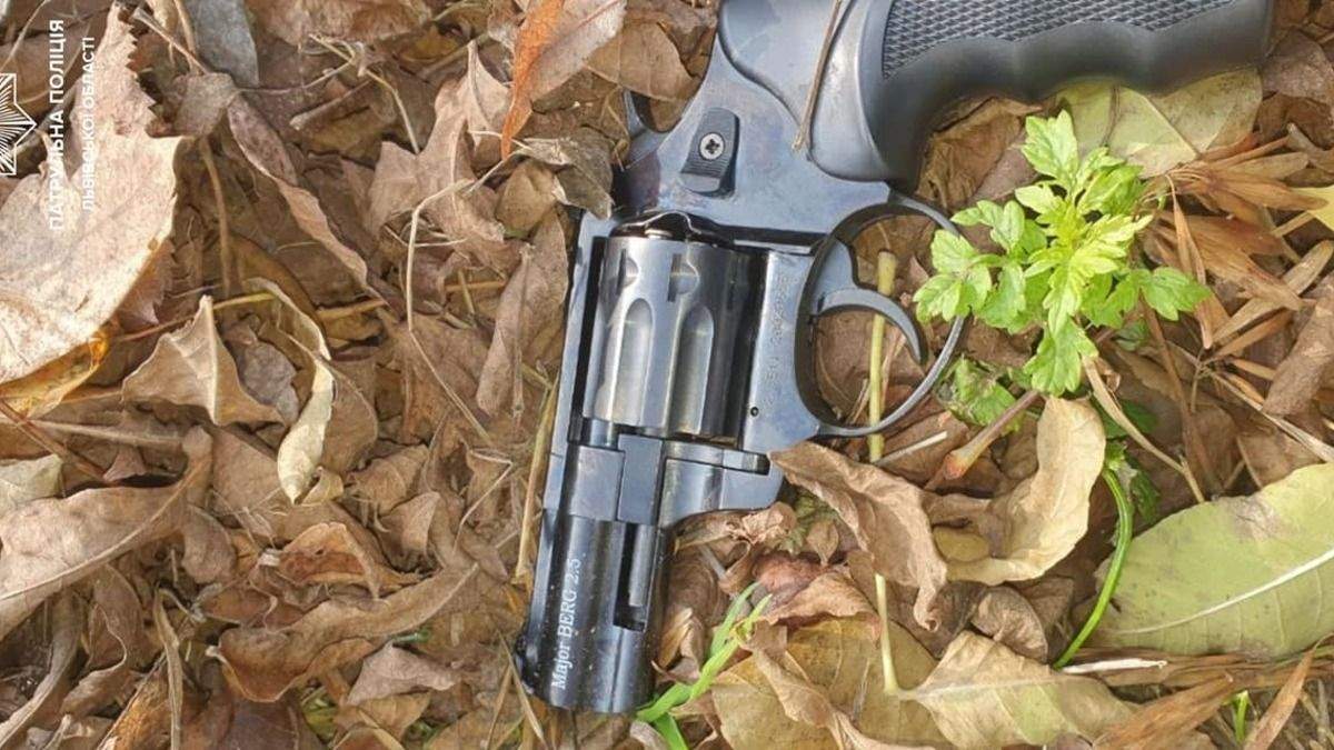 У Львові п’яна жінка погрожувала людям зброєю і стріляла в небо: фото У Львові п’яна жінка погрожувала людям зброєю і стріляла в небо: фото