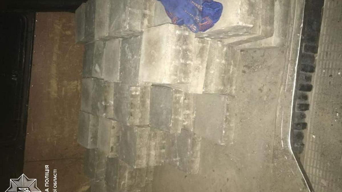 Во Львове мужчины воровали уличную плитку: их поймали с поличным - фото Во Львове мужчины воровали уличную плитку: их поймали с поличным - фото