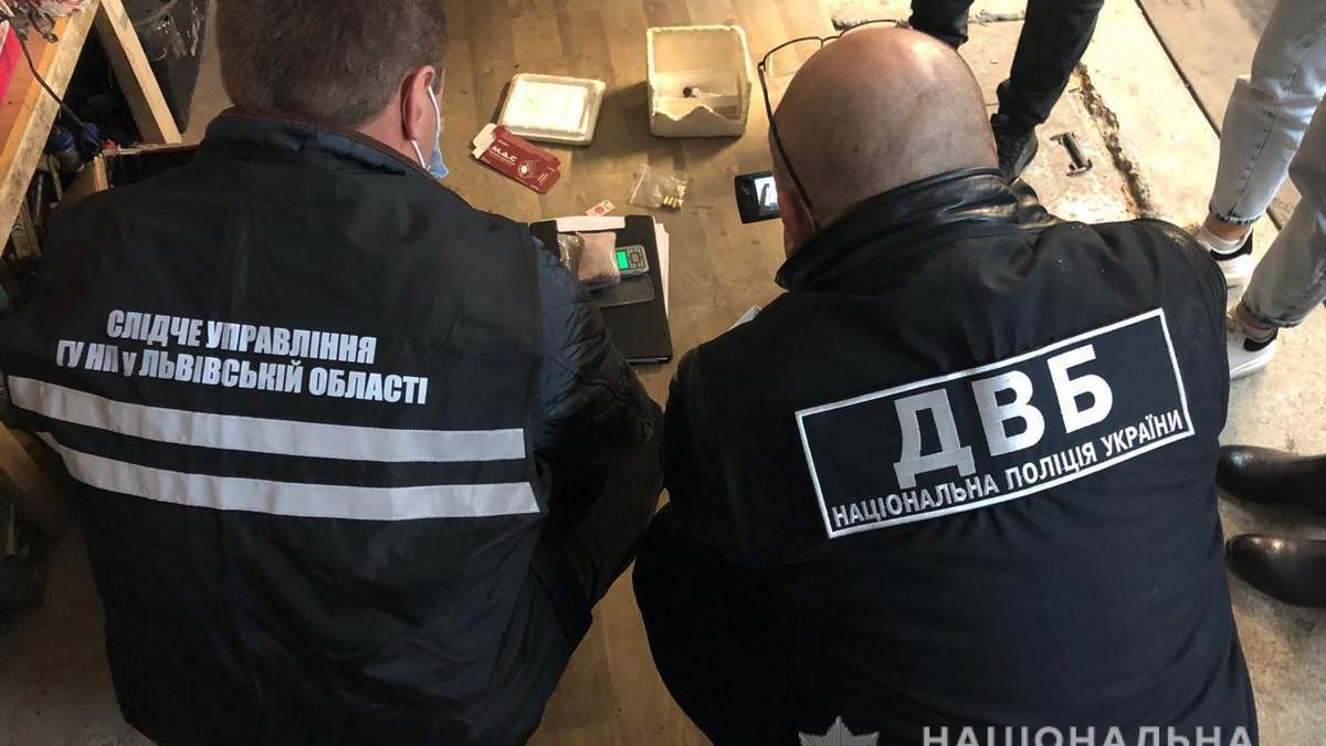 На Львівщині колишні правоохоронці продавали наркотики – фото На Львівщині колишні правоохоронці продавали наркотики – фото