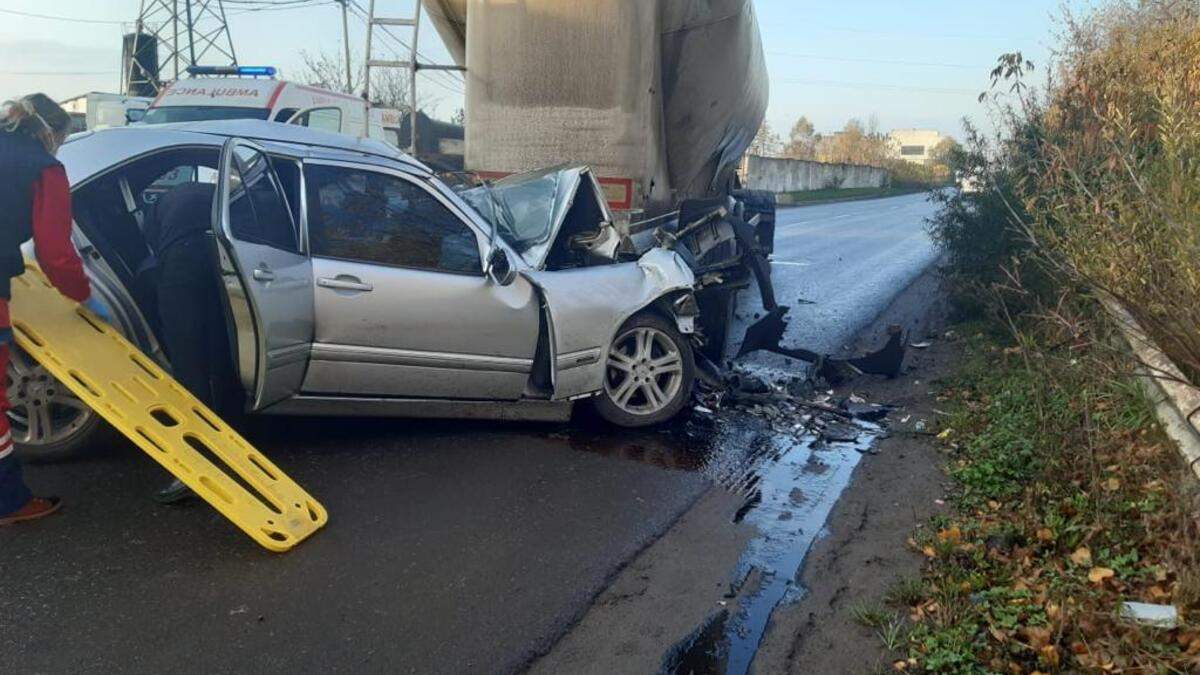 В Червонограде 31.10.2020 Mercedes столкнулся с автопоездом: фото В Червонограде 31.10.2020 Mercedes столкнулся с автопоездом: фото