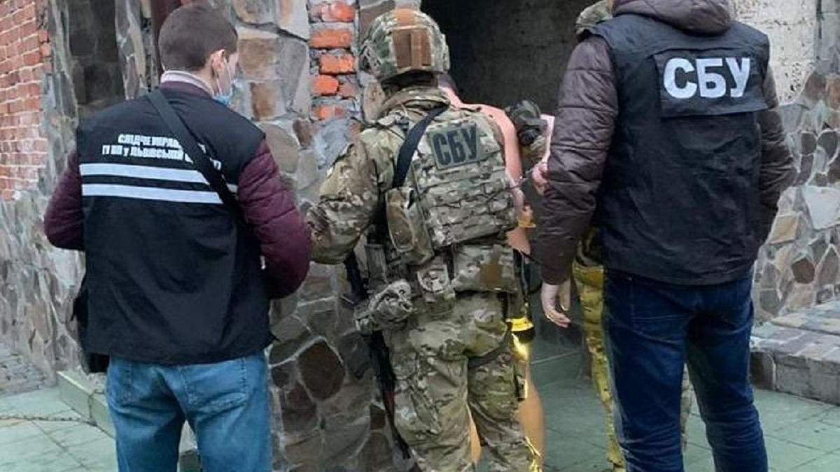 Похитили человека и требовали 3,7 тысячи долларов: во Львове задержали преступную группу - фото Похитили человека и требовали 3,7 тысячи долларов: во Львове задержали преступную группу - фото