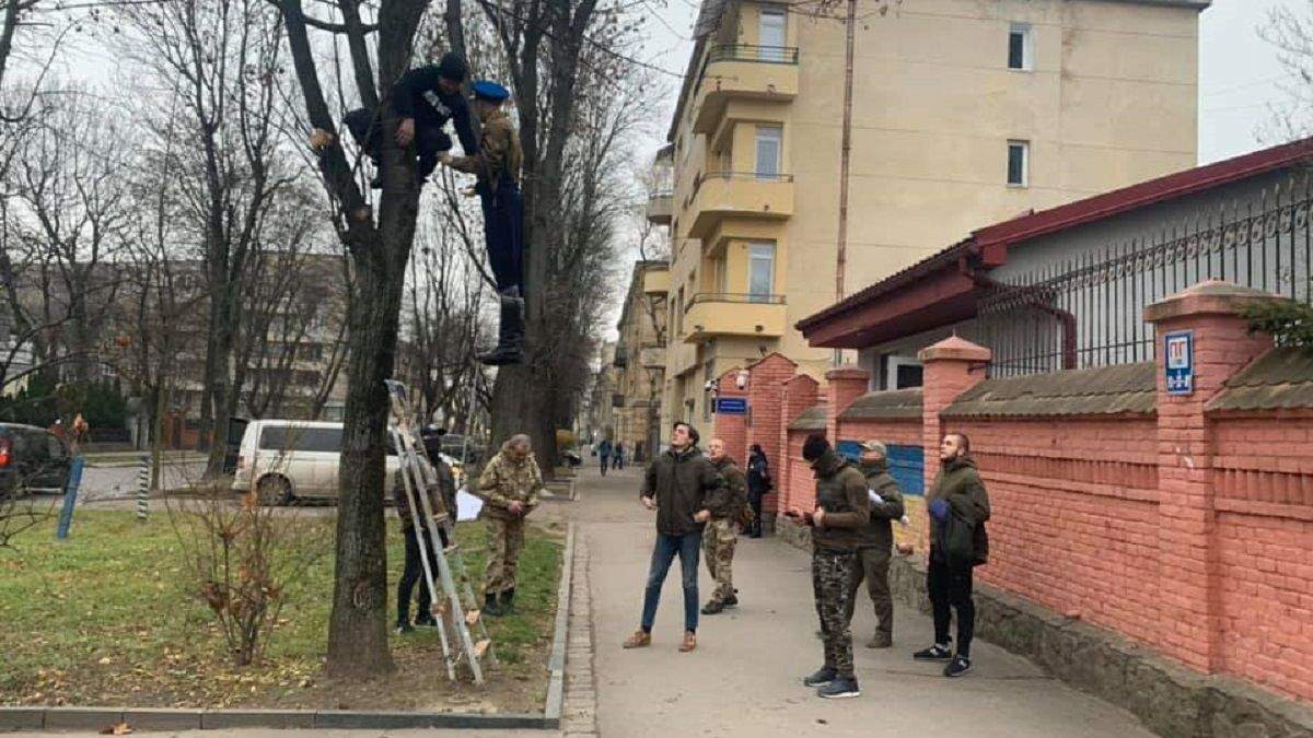 Повесили москаля: во Львове состоялась акция перед Российским консульством - фото Повесили москаля: во Львове состоялась акция перед Российским консульством - фото