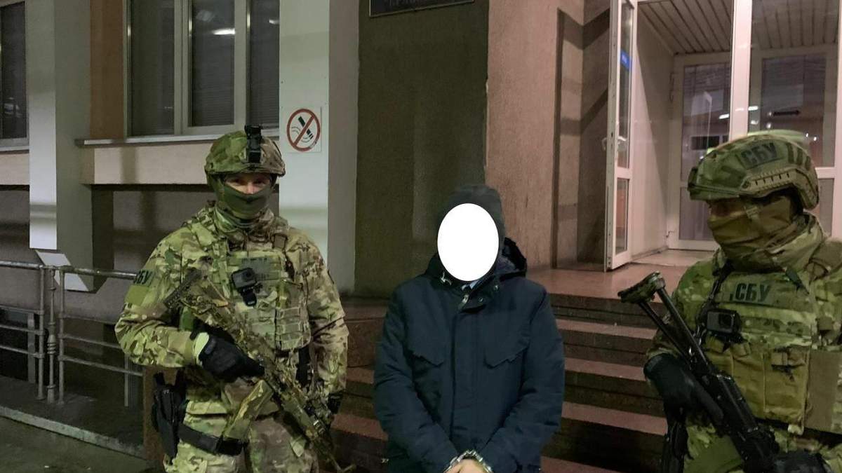 Тысяча гривен с машины: в пункте пропуска Яворов таможенника поймали на взятке - фото Тысяча гривен с машины: в пункте пропуска Яворов таможенника поймали на взятке - фото