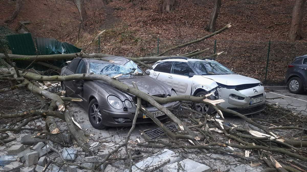 Гроза попала в машину Гроза попала в машину