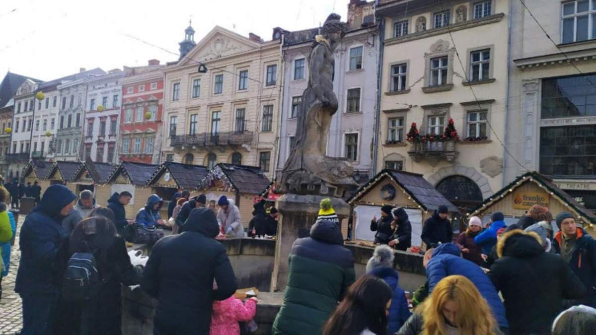 Очереди в МакДональдз и на каток: как выглядит Львов в первый день локдауна - фото Очереди в МакДональдз и на каток: как выглядит Львов в первый день локдауна - фото