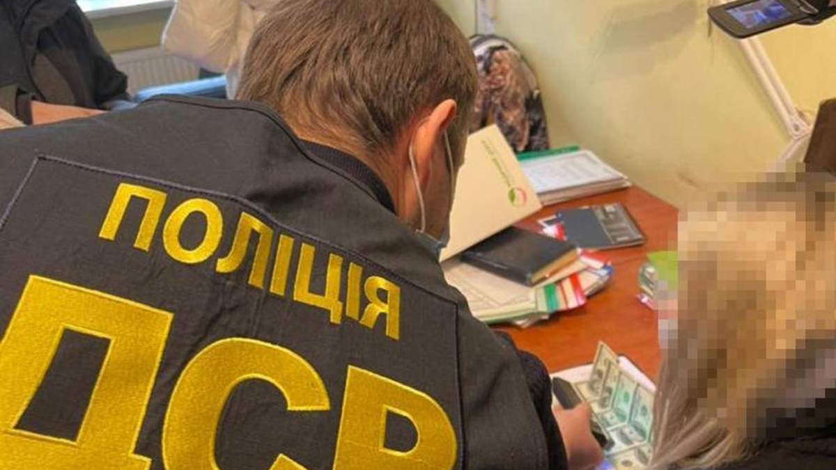 Взяла 500 доларів хабаря: у Львові затримали директорку комунального підприємства ЛМР – фото