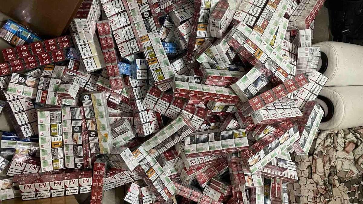 Контрабандист выдумщик: мужчина пытался вывезти 5 тысяч пачек сигарет в двойном крыши - фото Контрабандист выдумщик: мужчина пытался вывезти 5 тысяч пачек сигарет в двойном крыши - фото