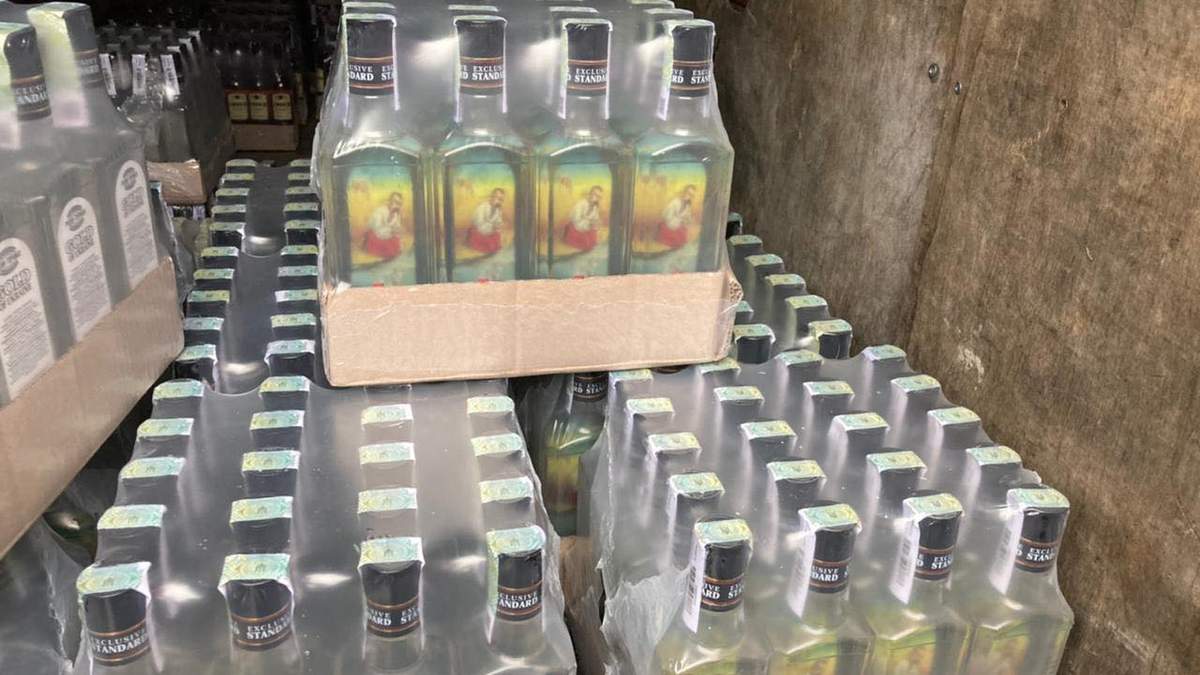 Почти 690 литров водки неизвестного происхождения: на Львовщине задержали вероятного контрабандиста Почти 690 литров водки неизвестного происхождения: на Львовщине задержали вероятного контрабандиста
