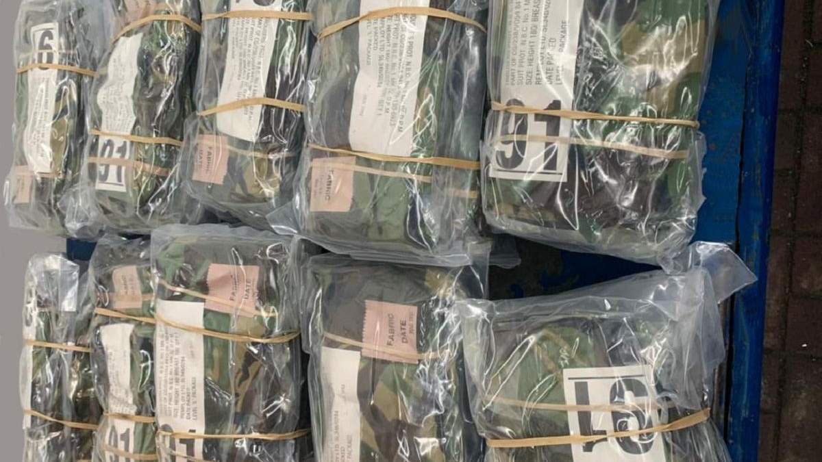 Десяток коробок з камуфляжним одягом: митники знайшли контрабанду – фото Десяток коробок з камуфляжним одягом: митники знайшли контрабанду – фото