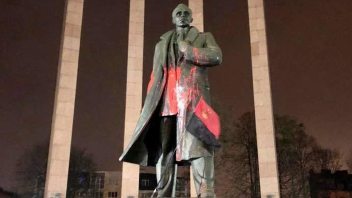 Во Львове облили краской памятник Степану Бандере: фото Во Львове облили краской памятник Степану Бандере: фото
