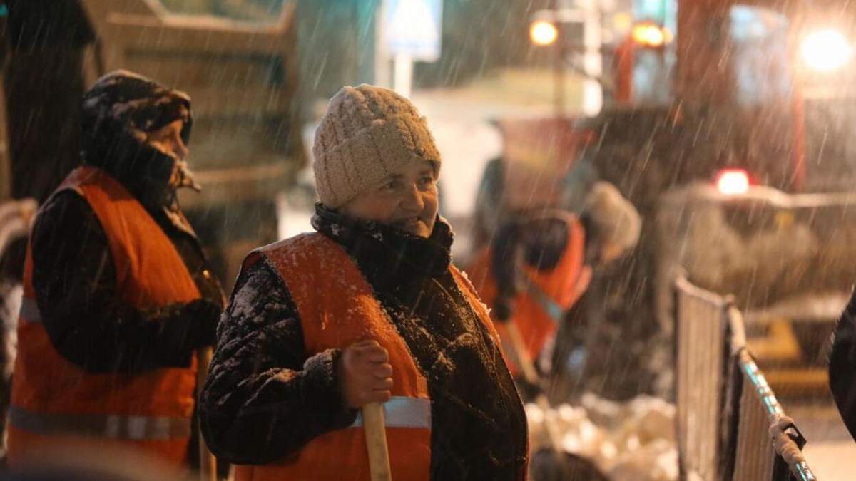 Працювали усю ніч: як львівські комунальники борються зі сніговим колапсом – чарівні фото Працювали усю ніч: як львівські комунальники борються зі сніговим колапсом – чарівні фото