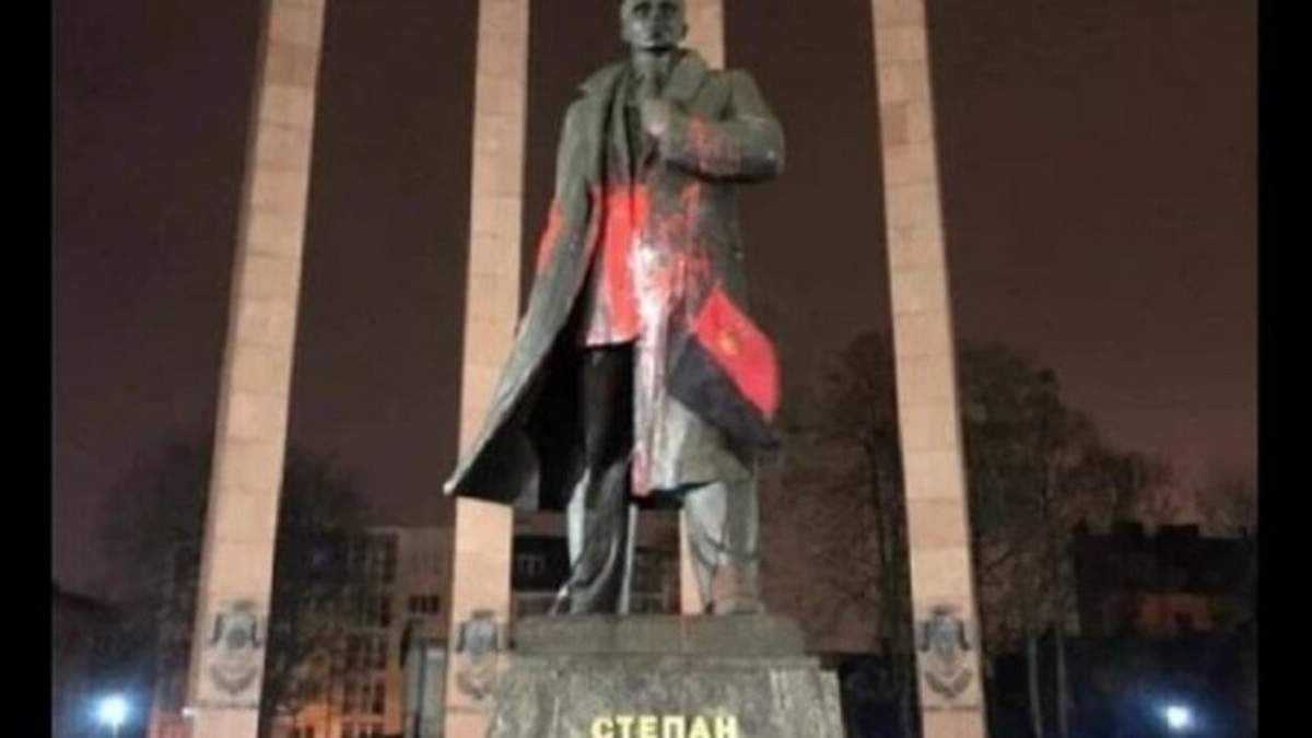 Во Львове задержали вандалов, которые осквернили памятник Степану Бандере: фото Во Львове задержали вандалов, которые осквернили памятник Степану Бандере: фото