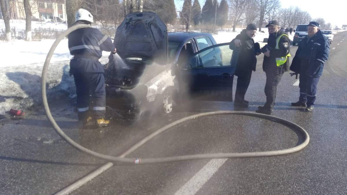 На Львівщині під час руху загорівся Volkswagen: авто дуже постраждало – фото згарища На Львівщині під час руху загорівся Volkswagen: авто дуже постраждало – фото згарища