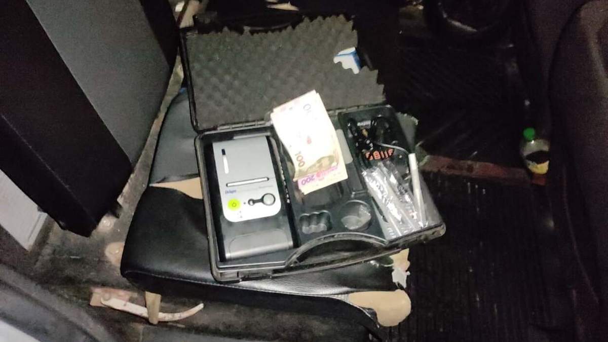 На Львівщині п'яний водій намагався відкупитись від поліції: йому загрожує чималий штраф – фото На Львівщині п'яний водій намагався відкупитись від поліції: йому загрожує чималий штраф – фото
