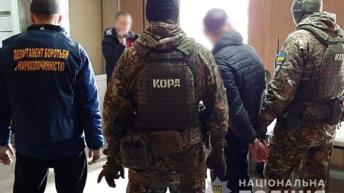 Во Львове спецназовцы задержали банду наркоторговцев: фото и видео Во Львове спецназовцы задержали банду наркоторговцев: фото и видео