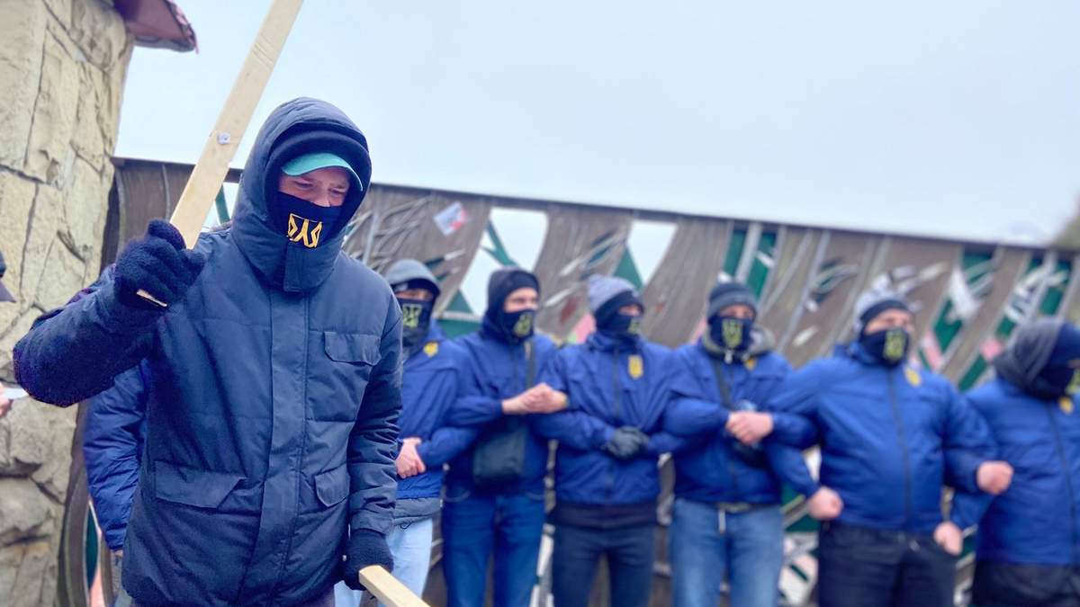 Пікет проти бізнесу Козака та Медведчука: Нацкорпус заблокував готель і завод на Львівщині Пікет проти бізнесу Козака та Медведчука: Нацкорпус заблокував готель і завод на Львівщині
