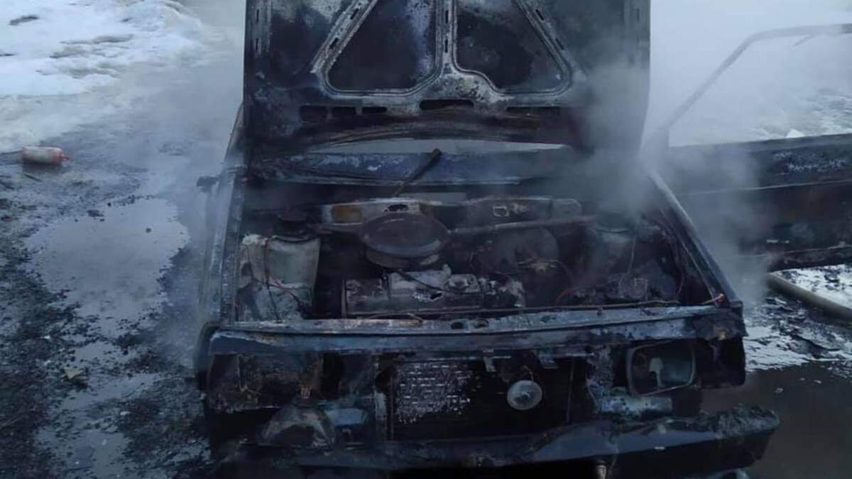 На Львівщині посеред дороги вщент згорів автомобіль: фото На Львівщині посеред дороги вщент згорів автомобіль: фото