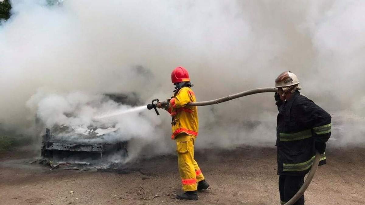 На Львовщине посреди дороги вспыхнуло Renault: авто превратилось в металлолом - фото На Львовщине посреди дороги вспыхнуло Renault: авто превратилось в металлолом - фото