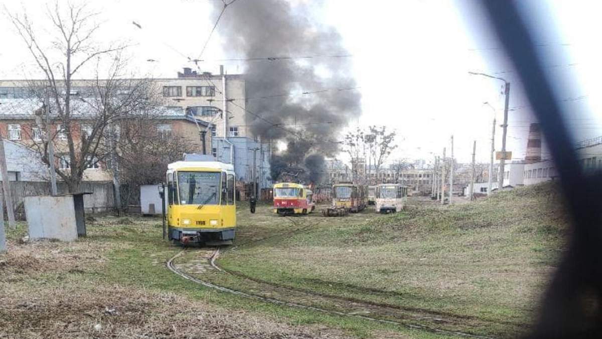 Підозрюють підпал: у Львові в депо загорівся трамвай – фото Підозрюють підпал: у Львові в депо загорівся трамвай – фото